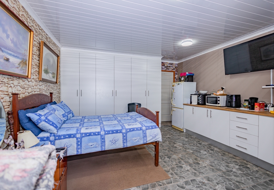 5 Bedroom Property for Sale in Peerless Park Western Cape